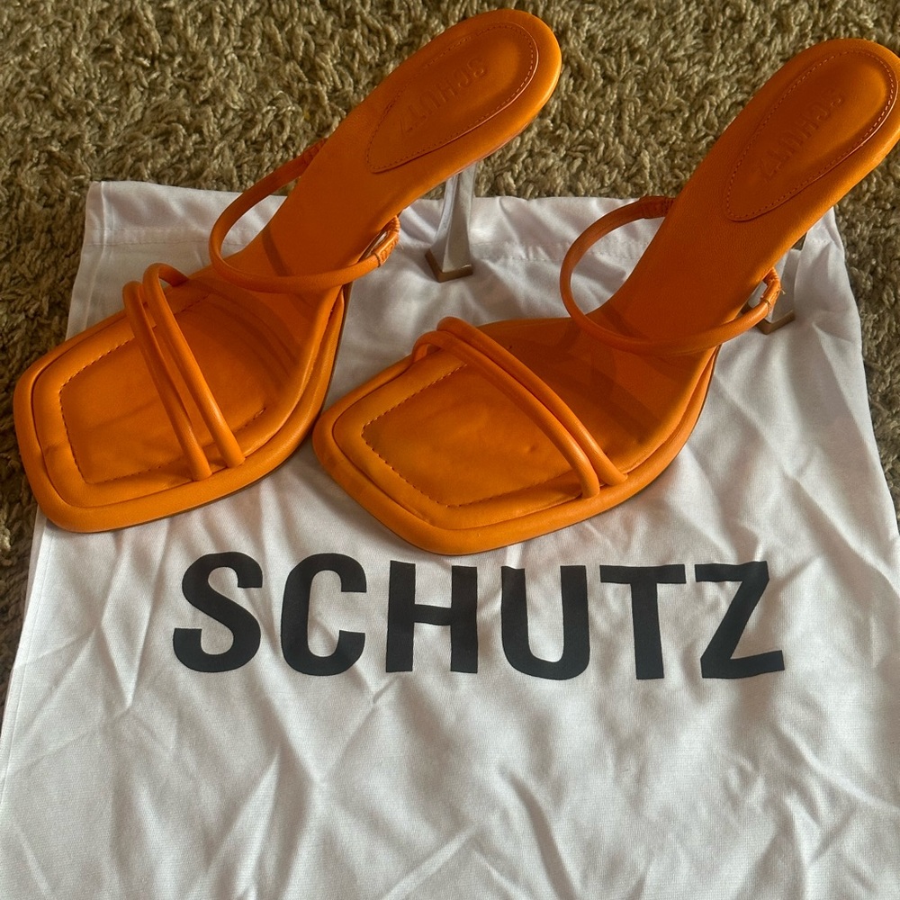 BRAND NEW SCHUTZ SANDALS!